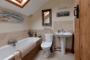 Ensuite - click for photo gallery